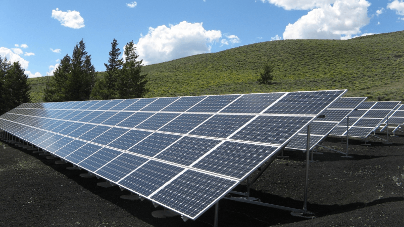 instalación fotovoltaica en campo